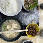 とん汁桝形 - ごめんなさい、お腹減ってて食べ始めてから撮影しちゃいました…orz カツオ、マグロ煮物、豚汁、飯。