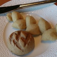 ピエール - ﾆｭｰｲﾔｰｽﾞﾗﾝﾁ。栗のパンと、天然酵母のパン。ほんのり温かい