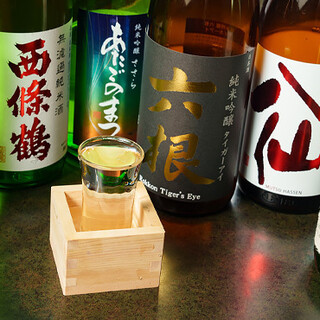 推荐从全国范围内严格挑选的日本酒，可与料理搭配享用
