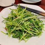 餃子の安亭 - 季節の中国野菜炒め（って豆苗⁈）