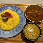 Have more curry - 上がチキン、下が豆のカレー。目で楽しめる鮮やかさ。