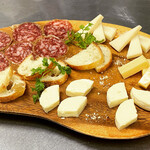 FOODS&BAR GUSH - ワインに合う盛り合わせもあります。　チーズと生サラミの盛り合わせ