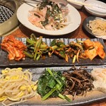 焼肉 スタミナ苑 - 大根サラダ616円、お通し〜もやしナムル
      キムチ盛り合わせ979円
      ナムル616円