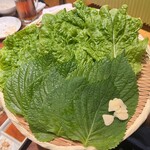 焼肉 スタミナ苑 - サンチュ616円
      えごまの葉495円