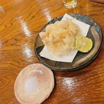 Washokuten Hitoyasumi Kawabata - 小海老とイカと玉葱のかき揚げです。薬味は塩。立派な小海老がたんまりと入っておりました