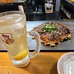 お好み焼 みなと屋 - 牡蛎お好み焼きとハイボール