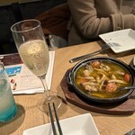 Koube Baru Motomachi Baru Chari - 季節の牡蠣のアヒージョとスパークリングワインを一緒に