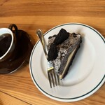 マザームーンカフェ - マザームンさんのブランド珈琲とクッキーアンドクリームのケーキ