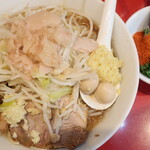 ラーメン二郎 - ラーメン半分＋ニンニク少しアブラ＋青ネギショウガ半分
