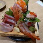 Umai Kaisen To Agetate Tempura Nyutsuru Matsu - 目利きの魚屋箱盛り