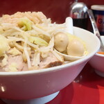 ラーメン二郎 - ラーメン半分＋ニンニク少しアブラ＋青ネギショウガ半分