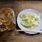 とりよし - 準備されてたキャベツと、ウーロン茶オーダー