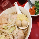 ラーメン二郎 - ラーメン半分＋ニンニク少しアブラ＋青ネギショウガ半分