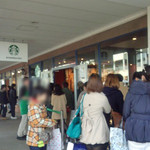 スターバックスコーヒー - 店の外まで、行列。　　テイクアウト専用カウンターは、多少、速いです。　テラス席は、あちこちにあります。