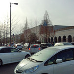 スターバックスコーヒー - シークル＆アウトレットモールだけでも4,700台の駐車スペース。　けど、お正月は、この状態。　混雑しそうな日は、電車がお勧め。