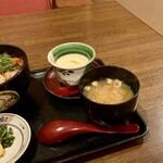 Yuushokubouya - お味噌汁、茶碗蒸し、漬け物が付いてる
