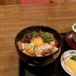 Yuushokubouya - 器は鮮やかですが、海鮮丼は茶系