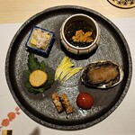 Akasaka Sushi Tempura Gion Iwai - 前菜
                        (反時計回りにウニともずく酢
                        ・蟹味噌豆腐
                        ・海老芋天婦羅
                        ・鮪薩摩焼
                        ・ミニトマト白ワイン煮
                        ・鮑旨煮)