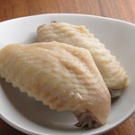 Plump steamed chicken wings