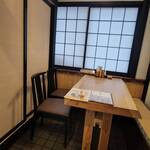 くまき食堂 - テーブル席　4名様×2　仕切りを外すと10名様までご利用可能