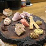 渡辺料理店 - ・盛り合わせ 4,500円/税込
      (白レバームース、ブーダンノワール、ポークロースハム、パテカンパーニュ)