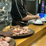 渡辺料理店 - カウンターからはライブ感のある盛り付けが見られます。