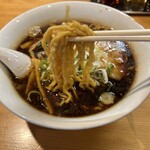 ラーメンの翔龍 - 縮れ麺がスープを連れてくるー♪