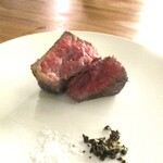 montalcino - 近江牛 ： 滋賀県のサカエヤ精肉店さんから仕入れた  近江牛のランプ肉のロースト、岩塩と黒胡椒でいただきます。