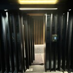 鮨 りかく - 右のボックスに会員カードをかざすと、ドアを開くボタンが現れる！