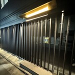 鮨 りかく - 暗闇に鈍く光る漆黒の壁を見つけたら、そこが「りかく」だ！