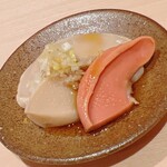 Sushi Matsuura - 天然ホタテの卵巣と精巣。今の季節だけの逸品です。振り塩と胡麻油、タタキネギが薬味。鮨屋のレバ刺しです
