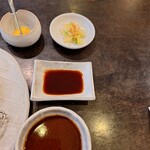 すゞ家 - 上がソース、下が味噌