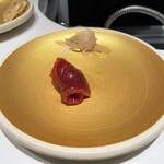鮨あか - 大きなマグロからの切り出し、びっくりは当然のマグロの美味さ、震えたのはのはマグロの表面の舌が体験した事が無い、つるりんとした　マグロ‼️私も趣味で包丁は研ぎますが。大将の真面目で丁寧な職に気質に感動