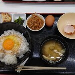 九十九里ファーム たまご屋さんコッコ - 味変で鳥そぼろを入れるのもオススメ。