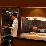 伯雲 - 厨房で調理中の坂本大将