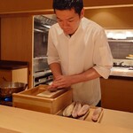 伯雲 - 一番出汁の実演をする坂本大将