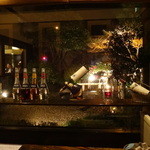 ステーキ池田 - デザートは中庭の見えるバーカウンターにて