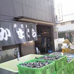 Kakiyakikamakuramarufu - 今回も外に牡蠣が並んでました。