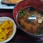 四日市ヒモノ食堂 - 味噌汁と漬物