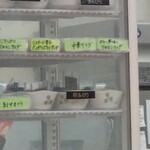 四日市ヒモノ食堂 - 小鉢のショーケース