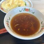 Gyouza No Oushou - 暫く待つと先ずはスープと炒飯とエビマヨのセットが運ばれて来ました。
                         
                        スープはとろみのある玉子スープです。