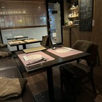 Chuugoku Shisen Shuka Manzan - 4テーブルの店内。