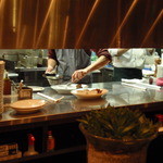 欧風小皿料理 沢村 - 奥のカウンター席からは、厨房で仕上げられていく料理の工程を見学できます。