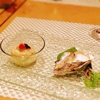 カサブランカ - オレンジの香りをつけた甘海老マリネとアボカドのタルタル キャビア添えと厚岸産牡蠣と帆立貝のポシェ 柚子のヴィネグレット ベーコンの泡を添えて（ザ ダイン プラン  2種の前菜盛り合わせ）