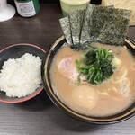 横濱家系ラーメン 勝鬨家 - ラーメン並 味玉 小ライス