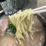 横濱家系ラーメン 勝鬨家 - 麺