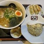 珉珉 - Aセット　ラーメン、半チャーハン、餃子3コ¥950