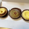 BAKE CHEESE TART - 左ゆずはちみつ、右大人のチーズエダムチーズ 各320円
                まん中がピスタチオベリー 350円