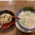 鶴亀堂 - 肉抜き（660円）
            半ちゃん（350円）
            言うほど遅れもなく到着しました