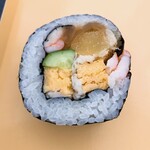 鮨 うみから - 今日は太巻きより少し細めで。やっぱり一口では食べられない（笑）